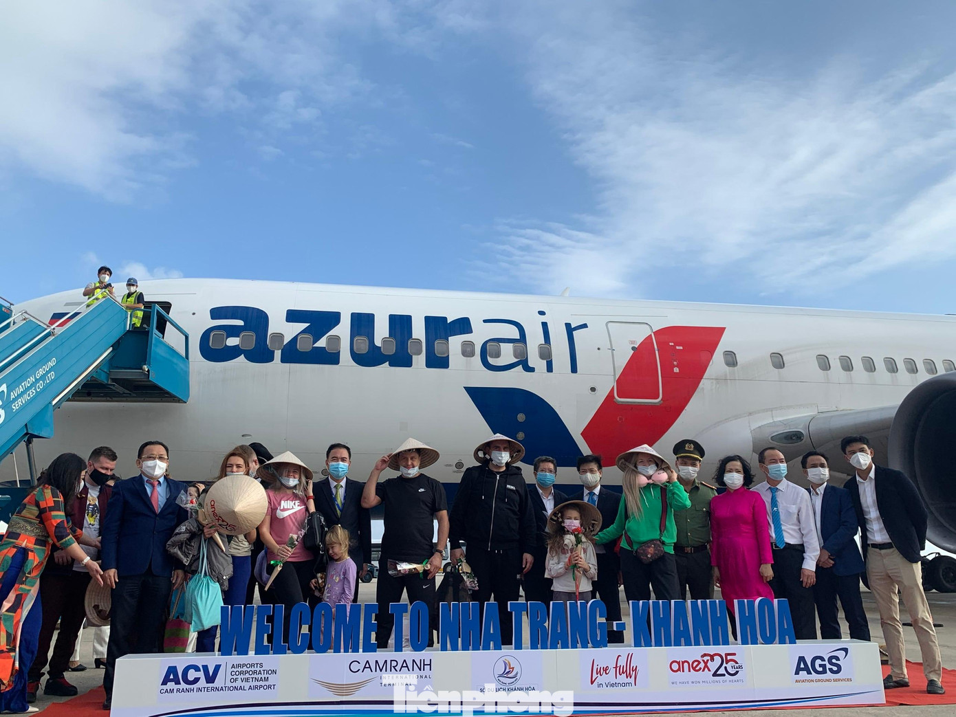 Lãnh đạo tỉnh Khánh Hoà chụp hình lưu niệm với du khách Nga