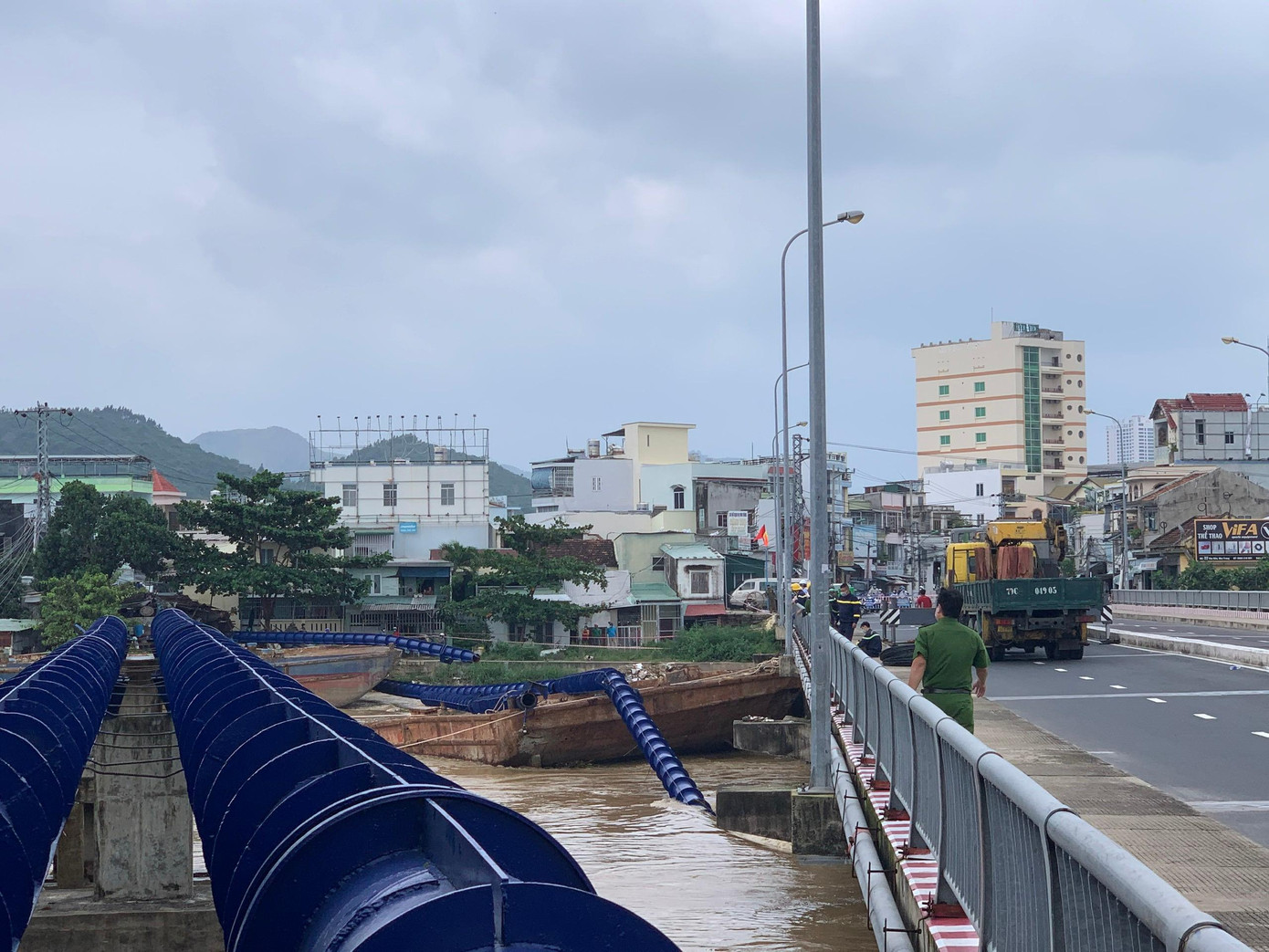 Hai chiếc sà lan chưa được trục vớt, đang đe doạ sự an toàn của cầu Hà Ra. Ảnh: Thục Hiền Hai chiếc sà lan chưa được trục vớt, đang đe doạ sự an toàn của cầu Hà Ra. Ảnh: Thục Hiền