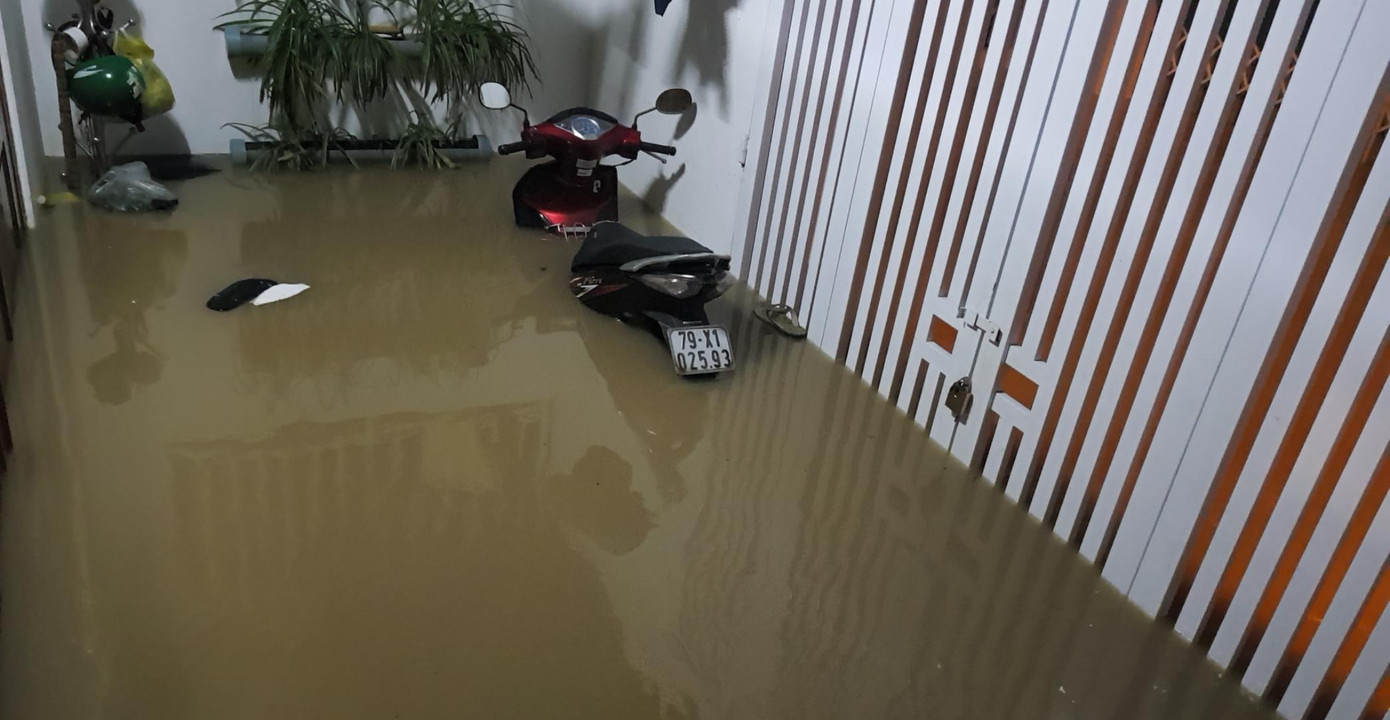 Mưa lũ làm ngập đường phố (ảnh trên) và nhà dân TP. Nha Trang. Ảnh CTV Mưa lũ làm ngập đường phố (ảnh trên) và nhà dân TP. Nha Trang. Ảnh CTV