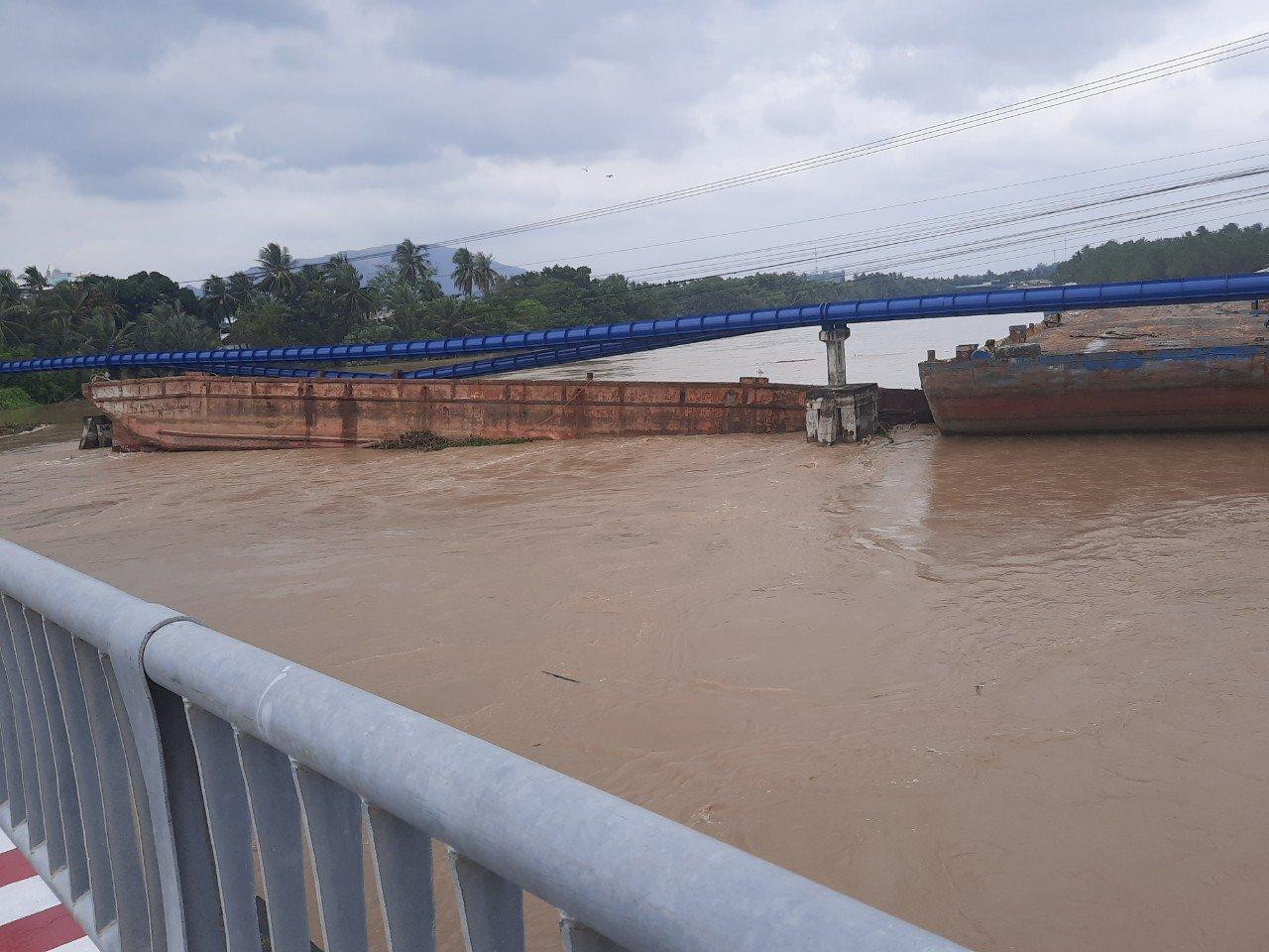 Hai chiếc sà lan bị nước lũ cuốn trôi từ thượng nguồn sông Cái về