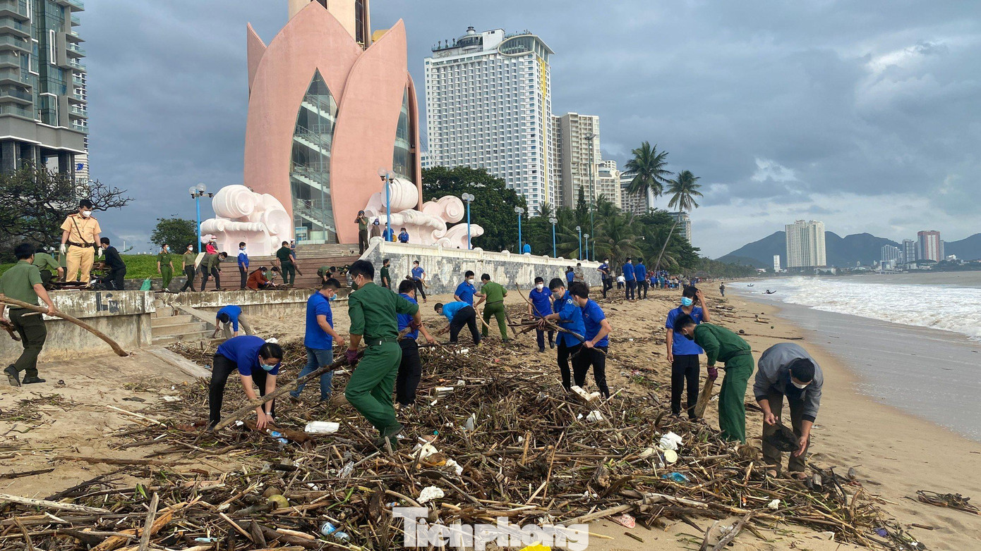 Các đoàn viên, thanh niên tỉnh Khánh Hoà tham gia dọn rác thải trên bãi biển Nha Trang