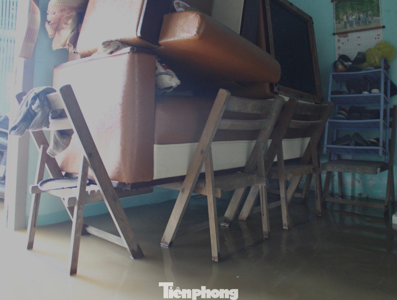 Người dân Nha Trang phải kê cao đồ đạc để tránh nước lũ