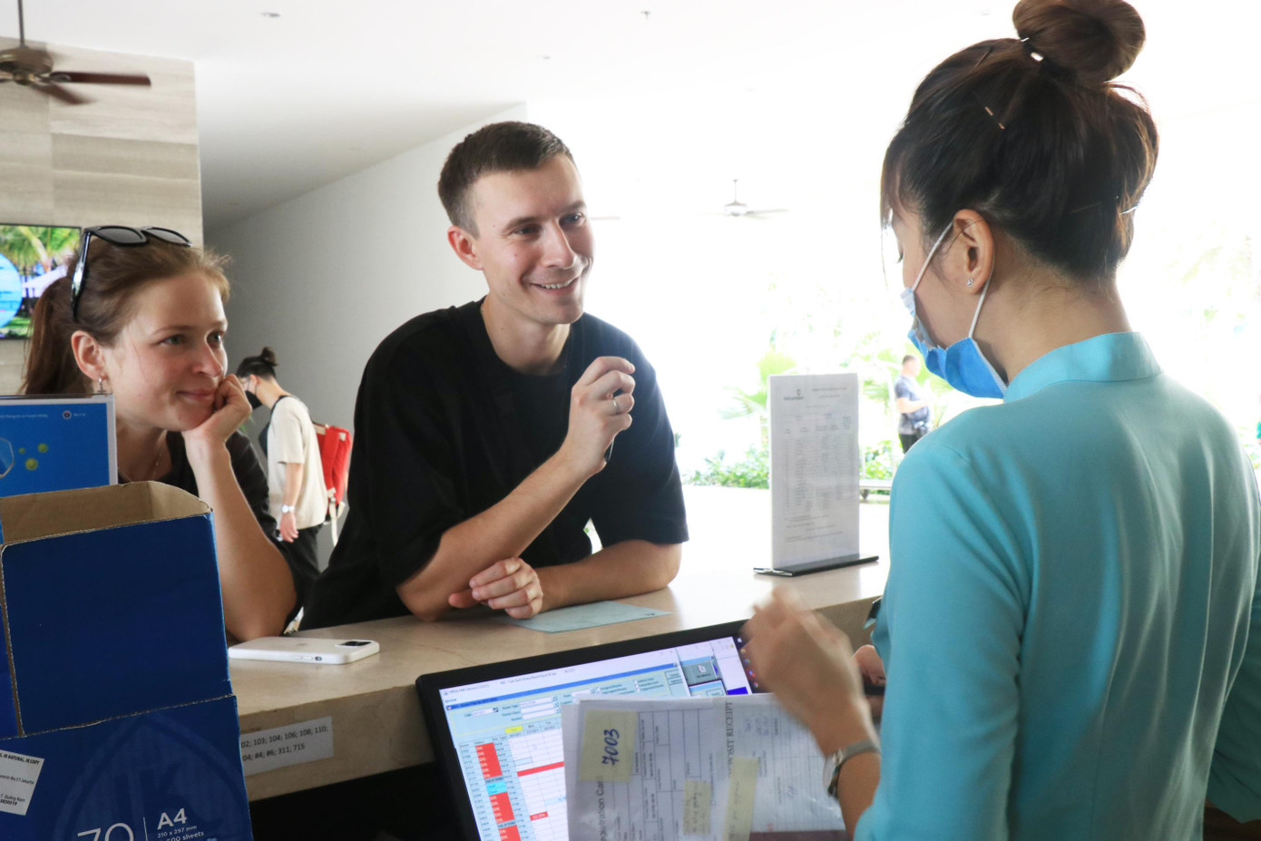 Nhân viên Cam Ranh Riviera Beach Resort làm thủ tục nhận phòng cho du khách Nga Nhân viên Cam Ranh Riviera Beach Resort làm thủ tục nhận phòng cho du khách Nga