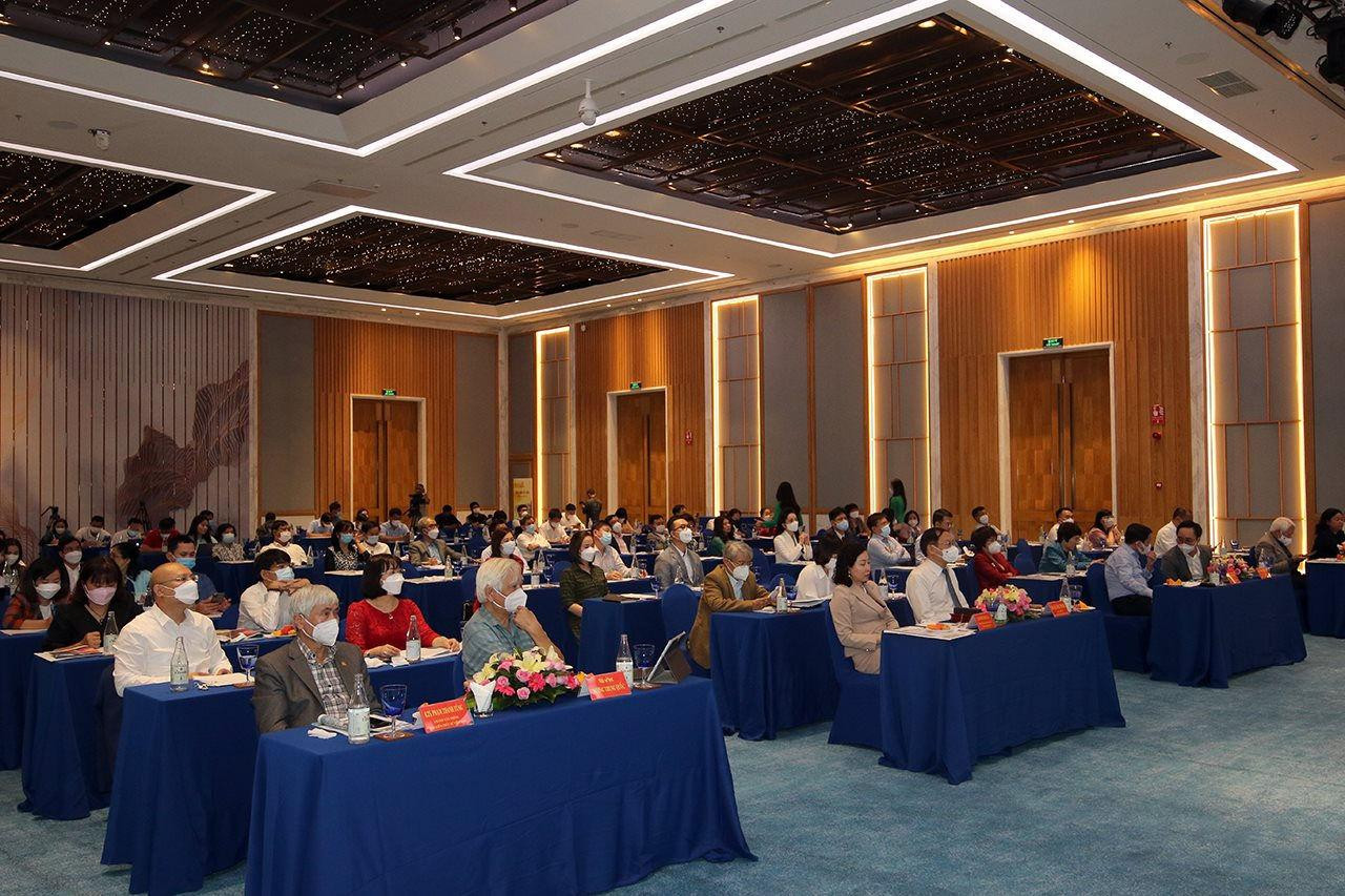 Các đại biểu, chuyên gia và nhà quản lý tham dự diễn đàn Các đại biểu, chuyên gia và nhà quản lý tham dự diễn đàn