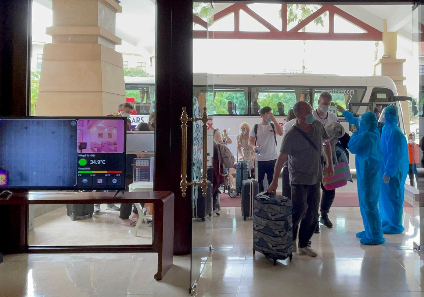 Nhân viên y tế Vinpearl đo thân nhiệt cho du khách Nga Nhân viên y tế Vinpearl đo thân nhiệt cho du khách Nga