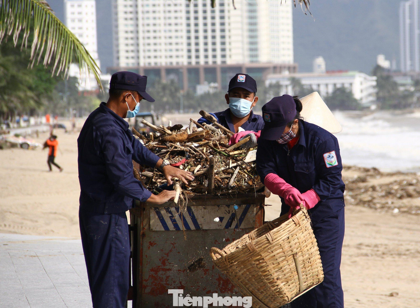 Công nhân Công ty CP Môi trường đô thị Nha Trang thu gom rác thải trên bãi biển Nha Trang