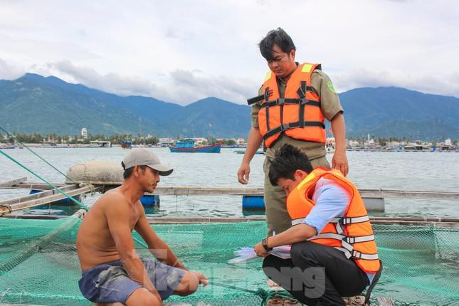 Lực lượng chức năng huyện Vạn Ninh - Khánh Hoà yêu cầu người dân rời khỏi lồng bè để tránh bão
