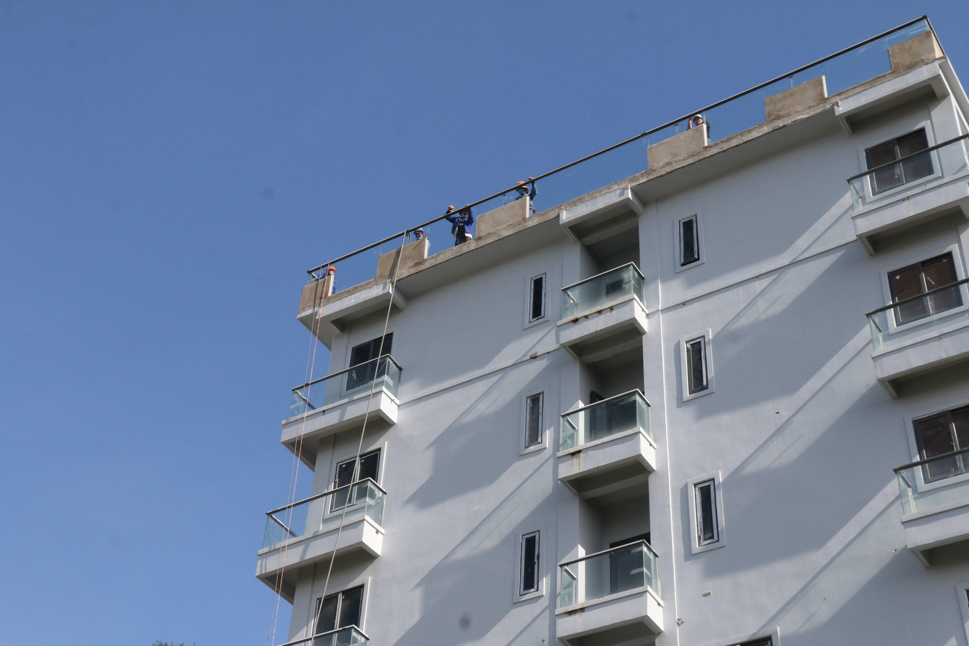 Lực lượng công nhân tham gia cưỡng chế lô biệt thự A17. Ảnh L.H