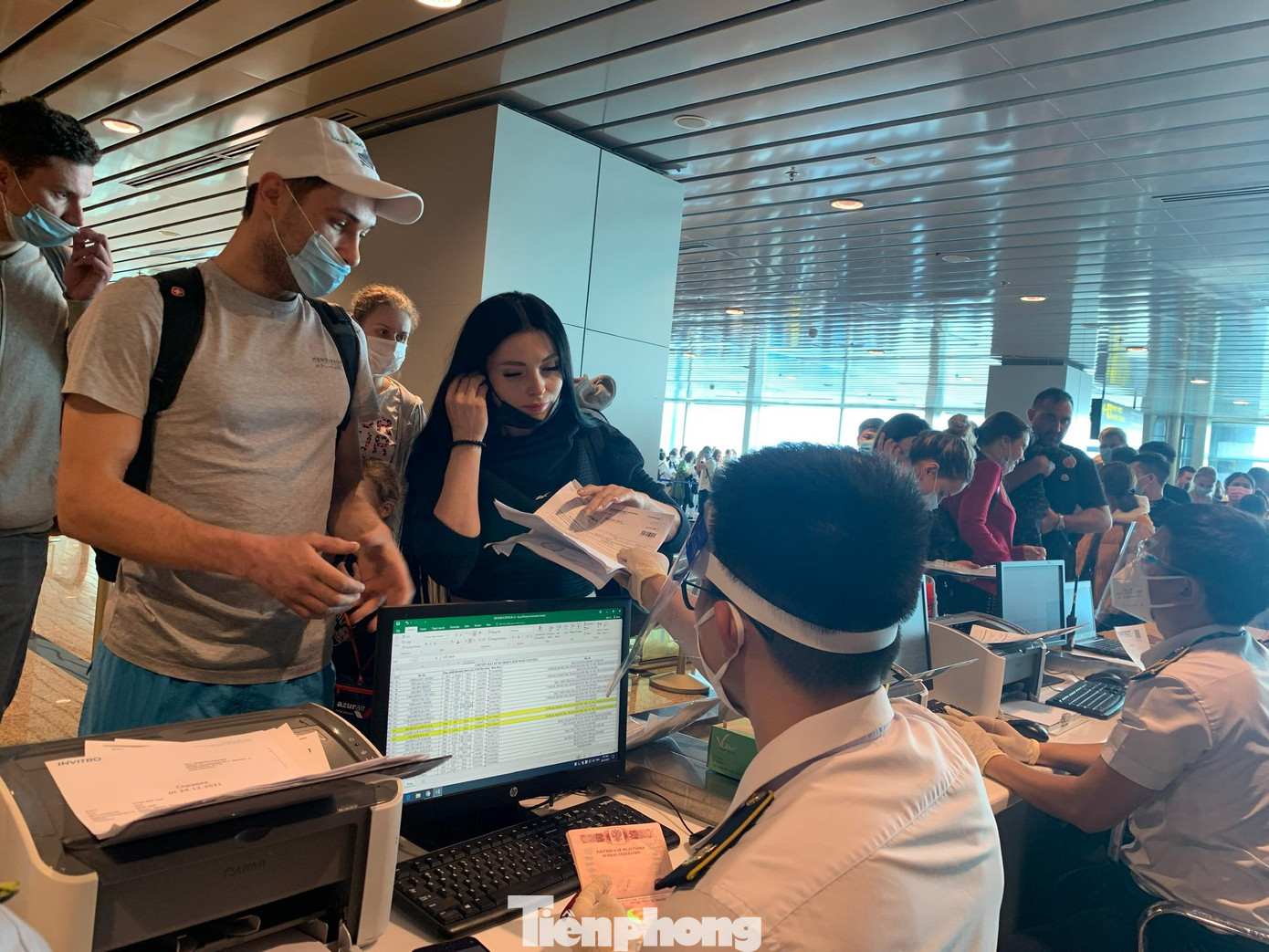 Du khách Nga làm thủ tục nhập cảnh tại Sân bay quốc tế Cam Ranh