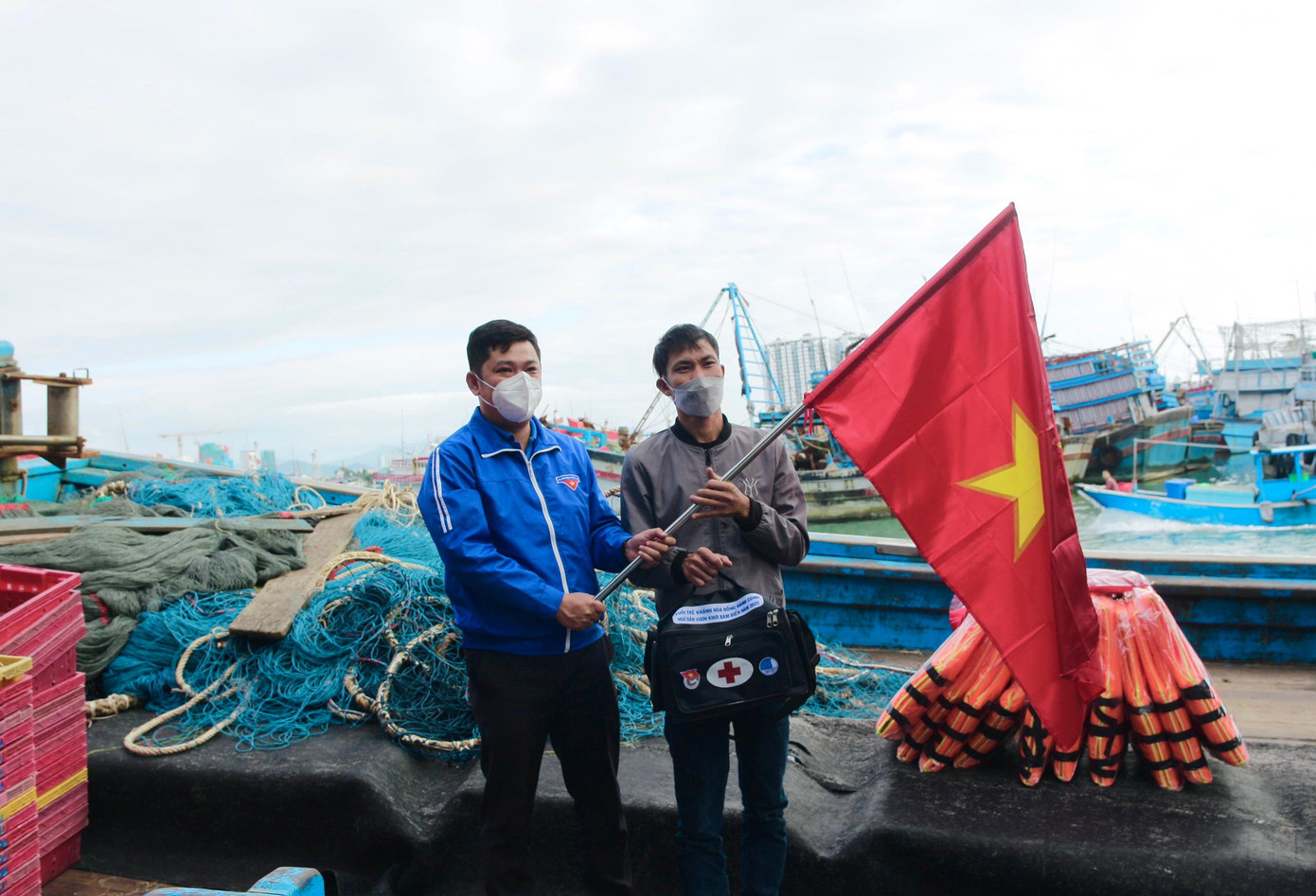 Lãnh đạo Tỉnh uỷ, UBND tỉnh và Tỉnh đoàn Khánh Hoà trao cờ cho ngư dân tại cảng Hòn Rớ