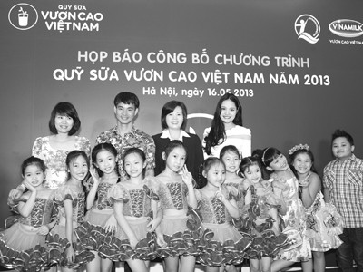 Ban điều hành Quỹ sữa và nhà tài trợ Vinamilk cùng các Đại sứ thiện chí chụp hình lưu niệm với các em thiếu nhi