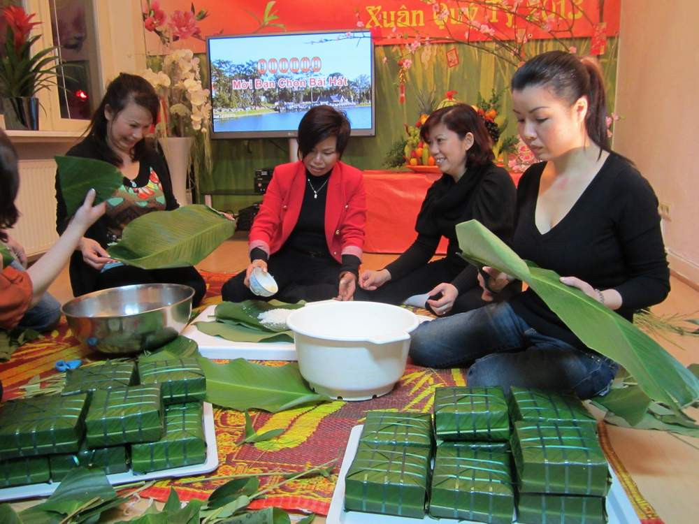 Cùng nhau quây quần gói bánh chưng