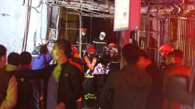 Lực lượng chức năng đưa nạn nhân rời hiện trường