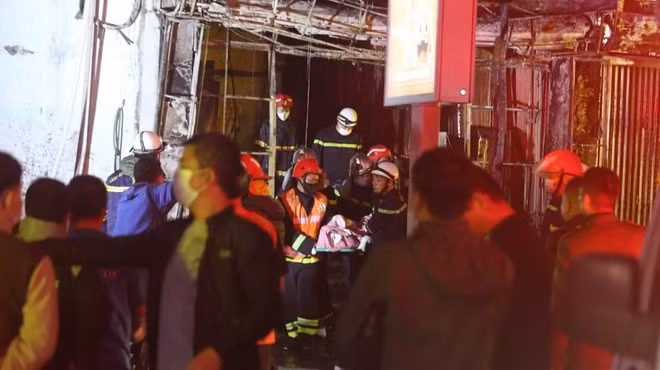 Lực lượng chức năng đưa nạn nhân rời hiện trường Lực lượng chức năng đưa nạn nhân rời hiện trường