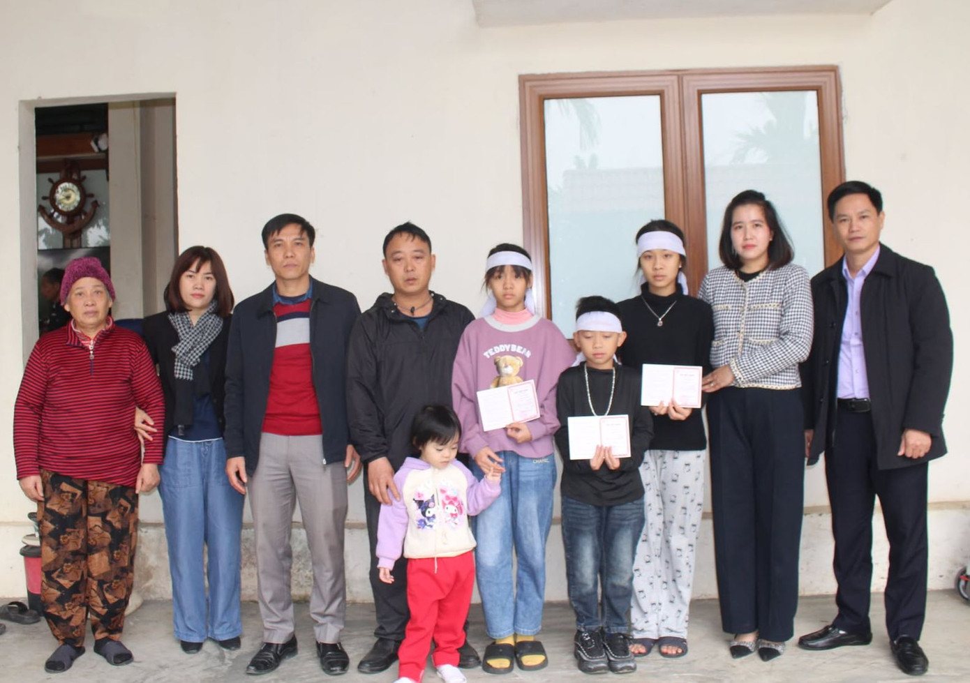 Báo Tiền Phong phối hợp với Ngân hàng Chính sách xã hội huyện Như Thanh (Thanh Hóa) và chính quyền địa phương trao 3 sổ tiết kiệm cho 3 cháu nhỏ mất mẹ.