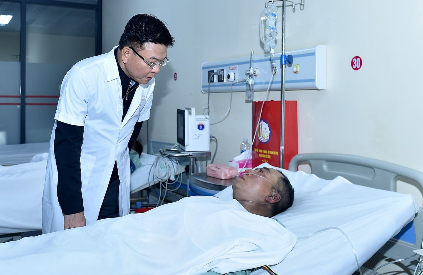 Phó Thủ tướng Lê Thành Long thăm hỏi các nạn nhân tại Bệnh viện E.