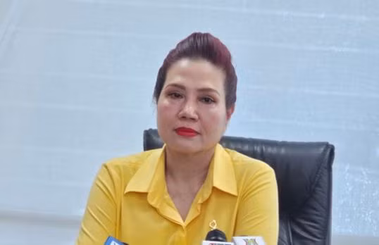 Bà Lê Thuý Hằng bị khởi tố về tội danh "Lợi dụng chức vụ quyền hạn trong khi thi hành công vụ". Bà Lê Thuý Hằng bị khởi tố về tội danh "Lợi dụng chức vụ quyền hạn trong khi thi hành công vụ".