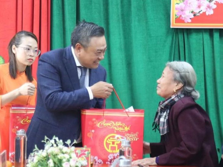 Chủ tịch UBND TP. Hà Nội Trần Sỹ Thanh tặng quà cho gia đình chính sách tại thị xã Sơn Tây dịp Tết Nguyên đán Giáp Thìn 2024.