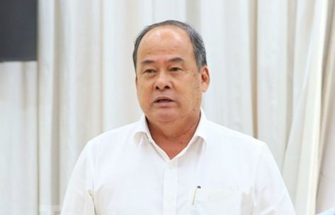 Bị can Nguyễn Thanh Bình (áo trắng); Trần Anh Thư (áo sẫm màu) và Nguyễn Việt Trí.