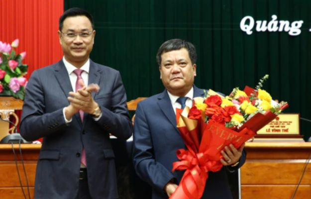 Ông Trần Phong (bên phải) khi được bầu giữ chức Chủ tịch UBND tỉnh Quảng Bình. Ảnh: Lưu Hương Ông Trần Phong (bên phải) khi được bầu giữ chức Chủ tịch UBND tỉnh Quảng Bình. Ảnh: Lưu Hương