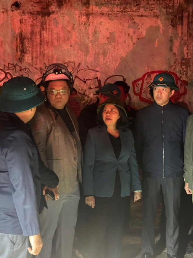 Bí thư Thành ủy Hà Nội Bùi Thị Minh Hoài và Trung tướng Nguyễn Hải Trung, Giám đốc CATP trực tiếp có mặt tại hiện trường chỉ đạo công tác chữa cháy và khắc phục hậu quả vụ cháy.