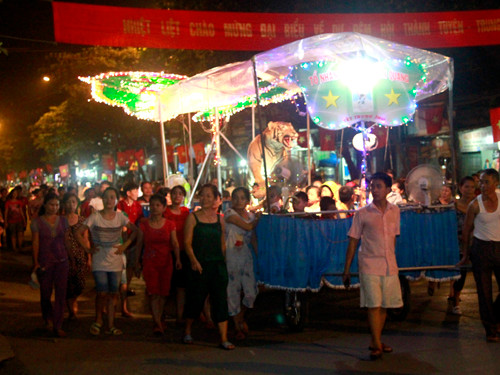 Mọi người đẩy xe chở mô hình