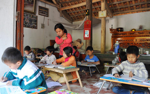  Cô giáo nhỏ bé với lớp học cuối tuần đặc biệt mở ngay tại nhà. Ảnh: Viết Tuân (VnExpress)