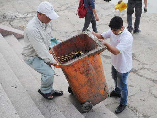 Phụ giúp các bác vệ sinh môi trường