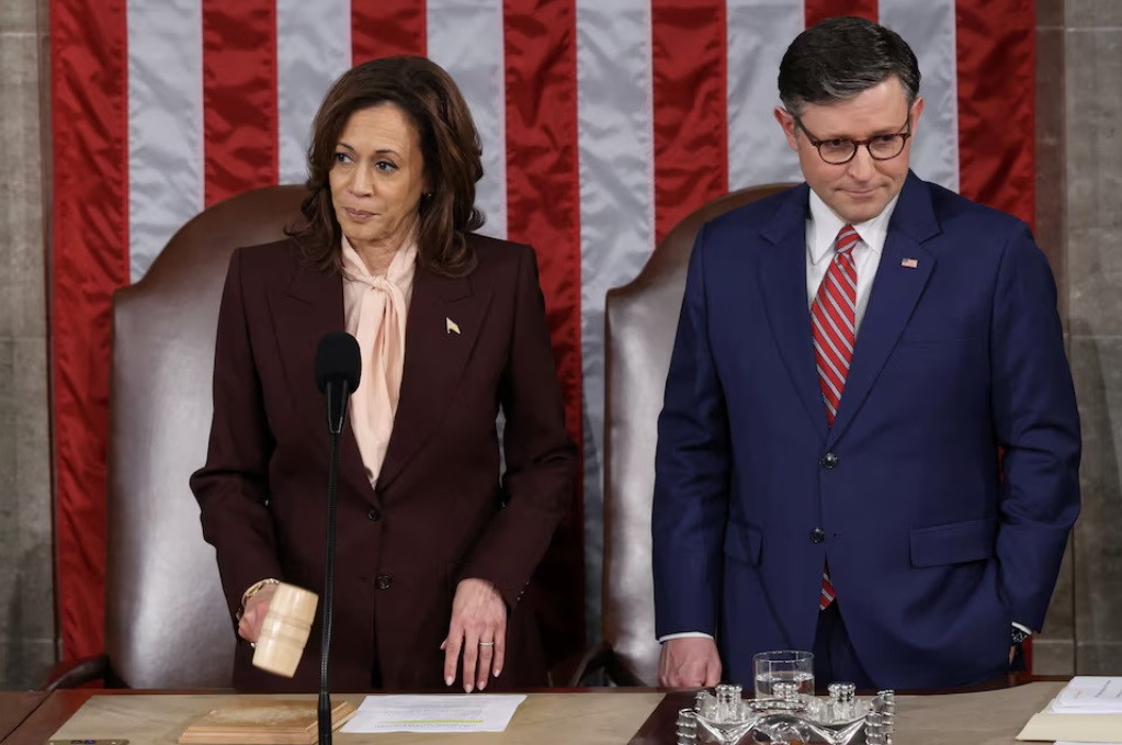 Phó Tổng thống Kamala Harris và Chủ tịch Hạ viện Mike Johnson trong phiên họp chung của Quốc hội Mỹ để chứng nhận kết quả bầu cử tổng thống Mỹ năm 2024. (Ảnh: Reuters) Phó Tổng thống Kamala Harris và Chủ tịch Hạ viện Mike Johnson trong phiên họp chung của Quốc hội Mỹ để chứng nhận kết quả bầu cử tổng thống Mỹ năm 2024. (Ảnh: Reuters)