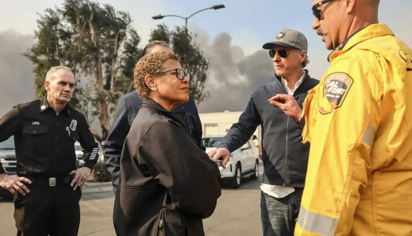 Thị trưởng Karen Bass (giữa) nghe báo cáo về tình hình cháy rừng ở khu dân cư Pacific Palisades, ngày 8/1. (Ảnh: NYT)