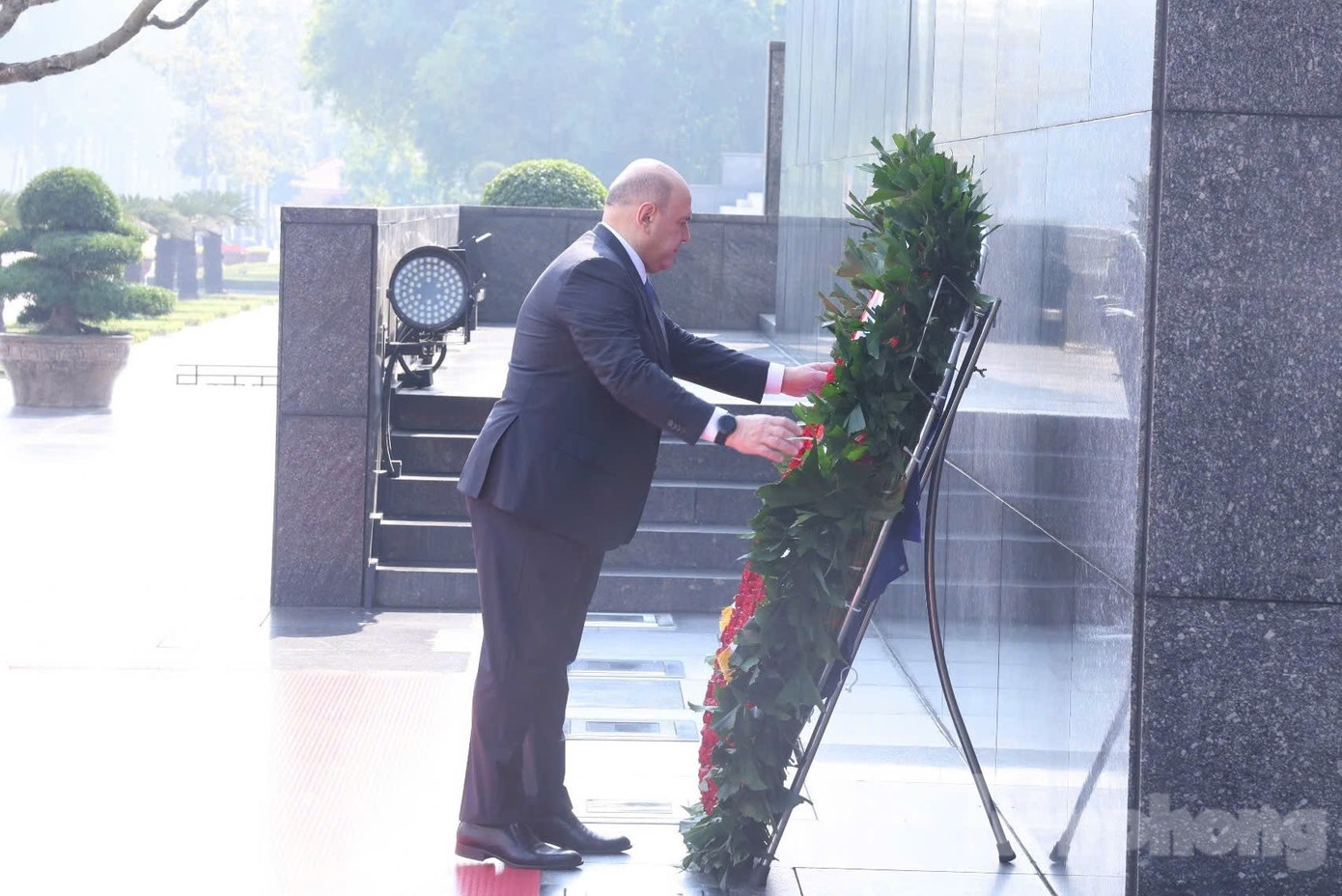 Thủ tướng Nga Mikhail Mishustin đặt hoa viếng Chủ tịch Hồ Chí Minh. (Ảnh: Như Ý)