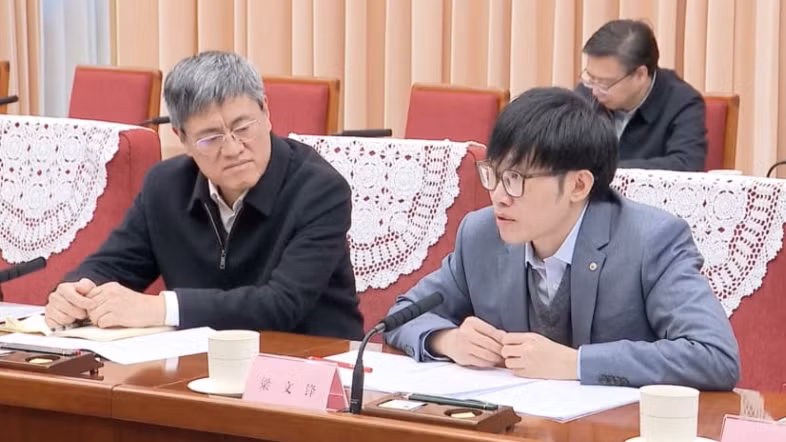 Ông Lương Văn Phong (Liang Wenfeng) (phải) là người sáng lập công ty tạo ra ứng dụng DeepSeek R1 đang gây chấn động giới công nghệ và đầu tư. (Ảnh: CCTV) Ông Lương Văn Phong (Liang Wenfeng) (phải) là người sáng lập công ty tạo ra ứng dụng DeepSeek R1 đang gây chấn động giới công nghệ và đầu tư. (Ảnh: CCTV)
