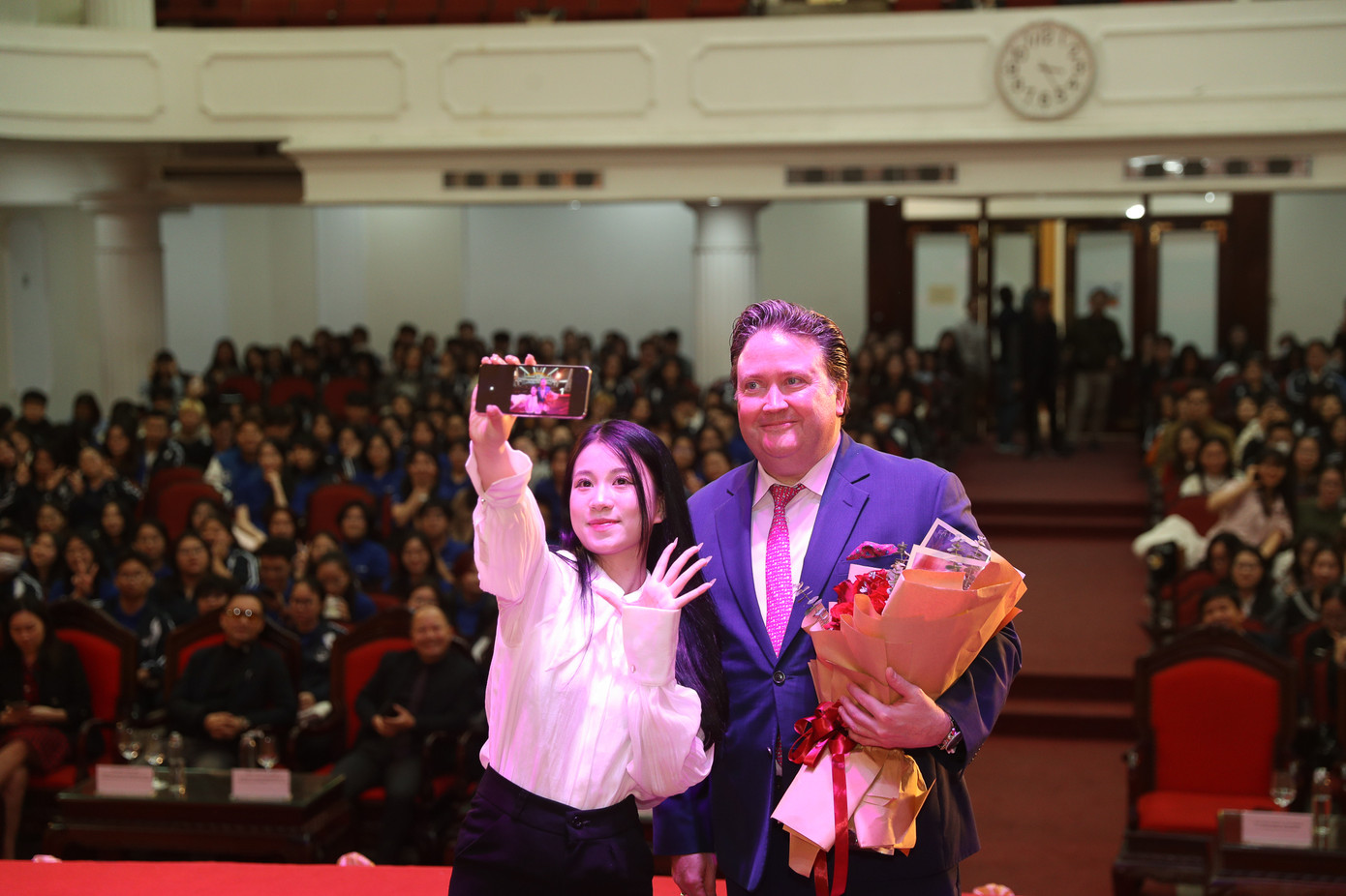 Đại sứ Knapper chụp ảnh chung với các sinh viên VNU Hà Nội Đại sứ Knapper chụp ảnh chung với các sinh viên VNU Hà Nội