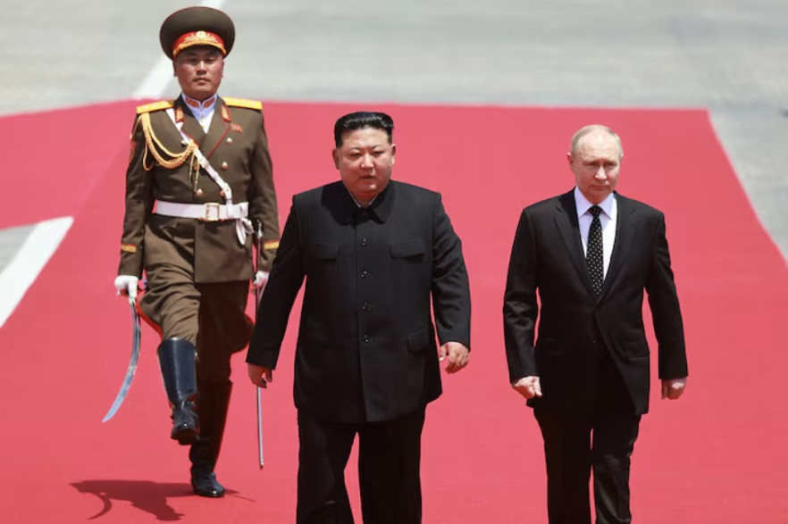 Chủ tịch Triều Tiên Kim Jong Un đón Tổng thống Nga Vladimir Putin đến thăm Bình Nhưỡng vào tháng 6/2024. (Ảnh: Sputnik) Chủ tịch Triều Tiên Kim Jong Un đón Tổng thống Nga Vladimir Putin đến thăm Bình Nhưỡng vào tháng 6/2024. (Ảnh: Sputnik)