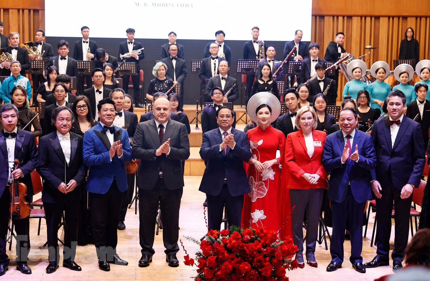 Thủ tướng Phạm Minh Chính và Thủ tướng Nga Mikhail Mishustin chụp ảnh cùng các nghệ sĩ biểu diễn trong chương trình. (Ảnh: Như Ý) Thủ tướng Phạm Minh Chính và Thủ tướng Nga Mikhail Mishustin chụp ảnh cùng các nghệ sĩ biểu diễn trong chương trình. (Ảnh: Như Ý)