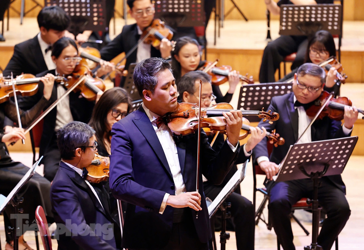 Các nghệ sĩ biểu diễn trong chương trình. (Ảnh: Như Ý) Các nghệ sĩ biểu diễn trong chương trình. (Ảnh: Như Ý)