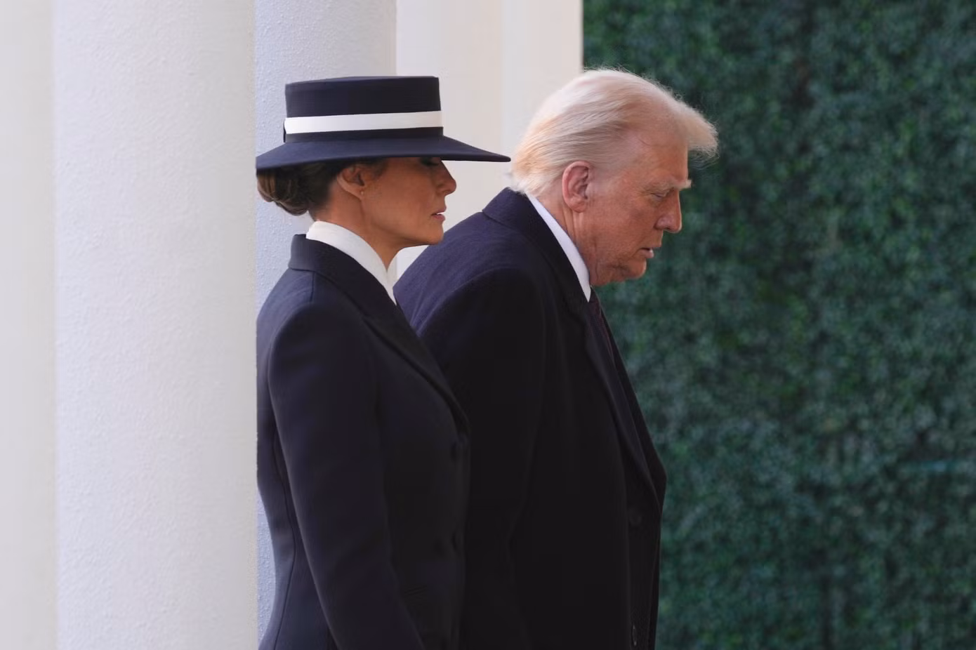 Ông Trump và phu nhân đi lễ nhà thờ ở Washington ngày 20/1. (Ảnh: AP)