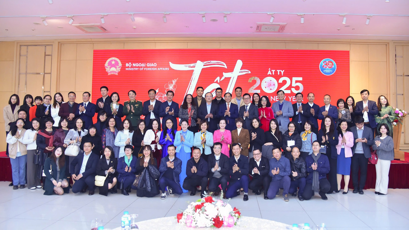 Phó Thủ tướng Chính phủ, Bộ trưởng Bộ Ngoại giao Bùi Thanh Sơn chụp ảnh chung với lãnh đạo và phóng viên các cơ quan báo chí tham dự buổi gặp mặt. (Ảnh: Mofa)