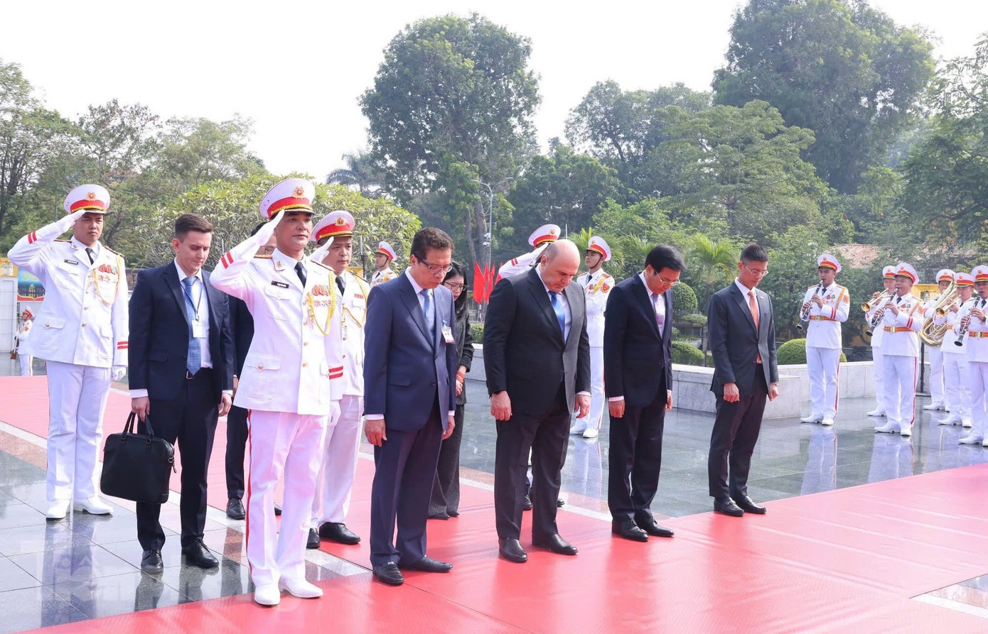 Thủ tướng Nga Mikhail Mishustin viếng Đài tưởng niệm các Anh hùng liệt sĩ. (Ảnh: Như Ý)