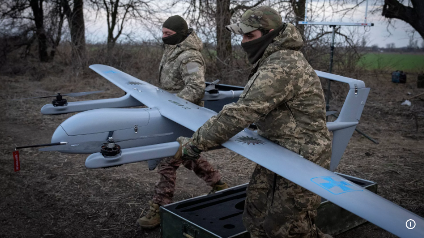 Binh lính thuộc Lữ đoàn cơ giới số 22 của Ukraine chuẩn bị khởi động UAV tầm trung Poseidon H10 ở tiền tuyến gần Bakhmut, ngày 26/3/2024. (Ảnh AP) Binh lính thuộc Lữ đoàn cơ giới số 22 của Ukraine chuẩn bị khởi động UAV tầm trung Poseidon H10 ở tiền tuyến gần Bakhmut, ngày 26/3/2024. (Ảnh AP)