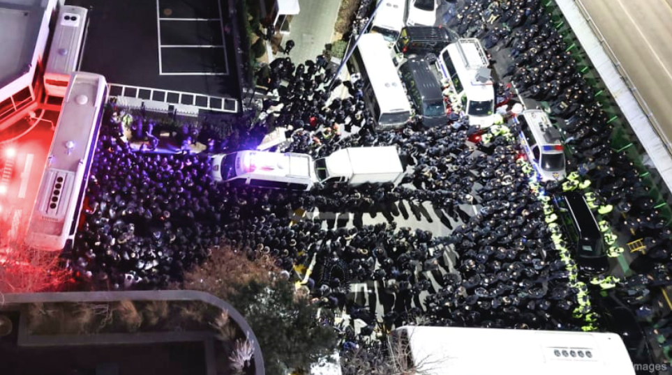 Lực lượng của cơ quan chống tham nhũng và cảnh sát cố gắng vào dinh thự tổng thống để bắt ông Yoon Suk Yeol, ngày 15/1. (Ảnh: AP)