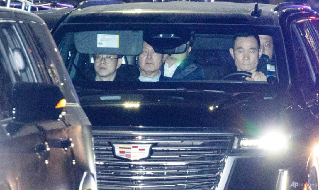 Tổng thống Hàn Quốc bị luận tội Yoon Suk Yeol đến nơi tạm giam ở Uiwang, ngày 15/1. (Ảnh: AP)