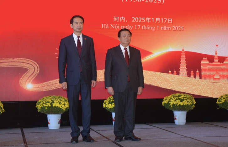 Đồng chí Nguyễn Xuân Thắng (bìa phải) và Đại sứ Trung Quốc tại Việt Nam Hà Vĩ tại tiệc chiêu đãi. (Ảnh: QĐND)