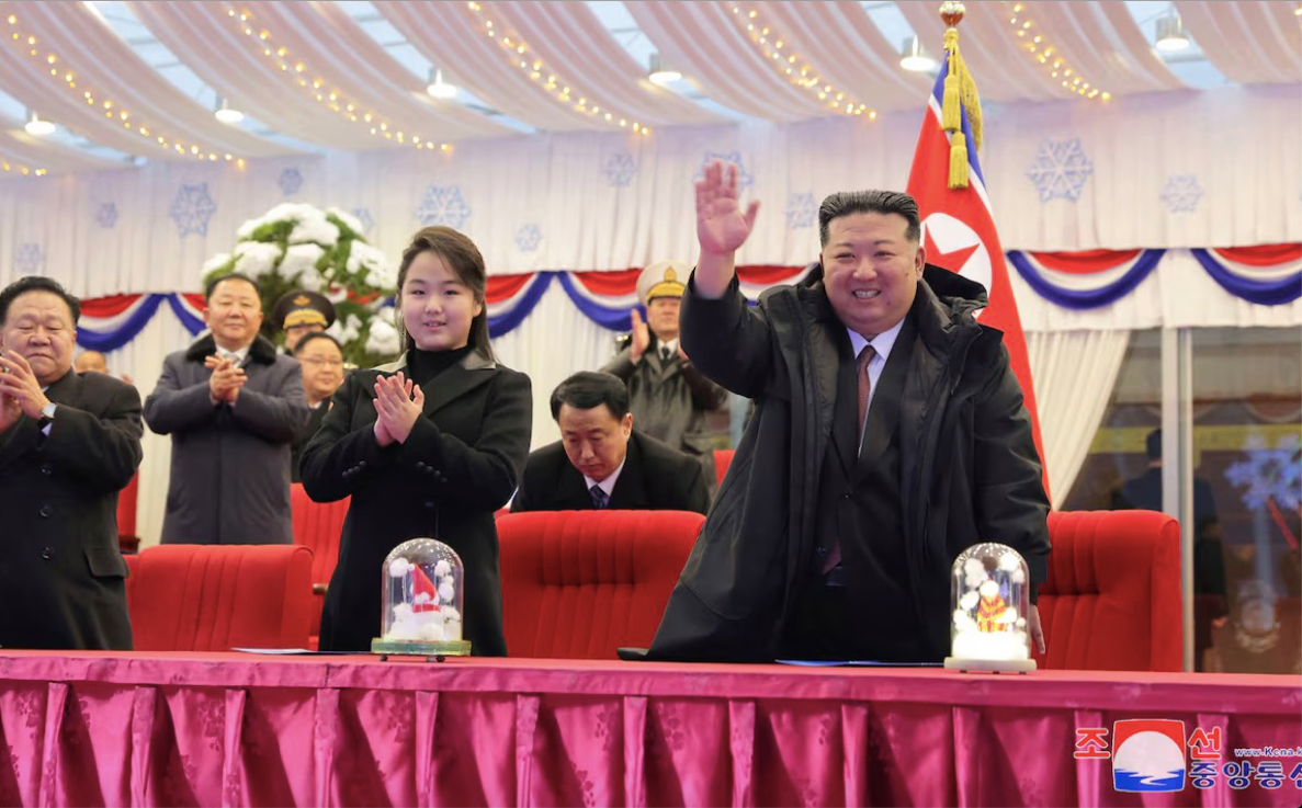 Ông Kim Jong Un cùng con gái và các quan chức cấp cao Triều Tiên tại buổi lễ. (Ảnh: KCNA)