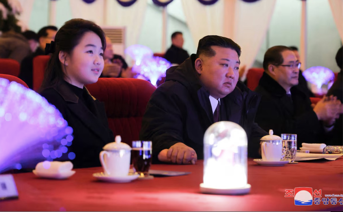 Chủ tịch Triều Tiên cùng con gái dự buổi biểu diễn hoành tráng để chào năm mới. (Ảnh: KCNA)