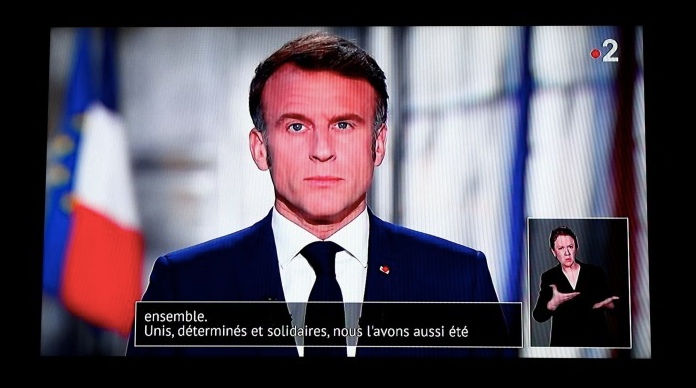 Hình ảnh Tổng thống Pháp Emmanuel Macron trong phát biểu trên truyền hình nhân dịp năm mới. (Ảnh: FT)