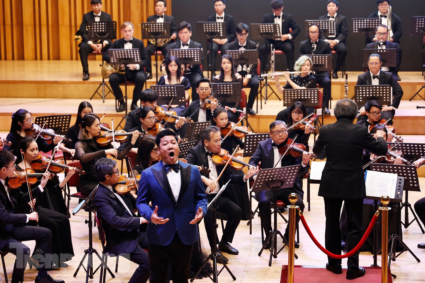 Các nghệ sĩ biểu diễn trong chương trình. (Ảnh: Như Ý) Các nghệ sĩ biểu diễn trong chương trình. (Ảnh: Như Ý)