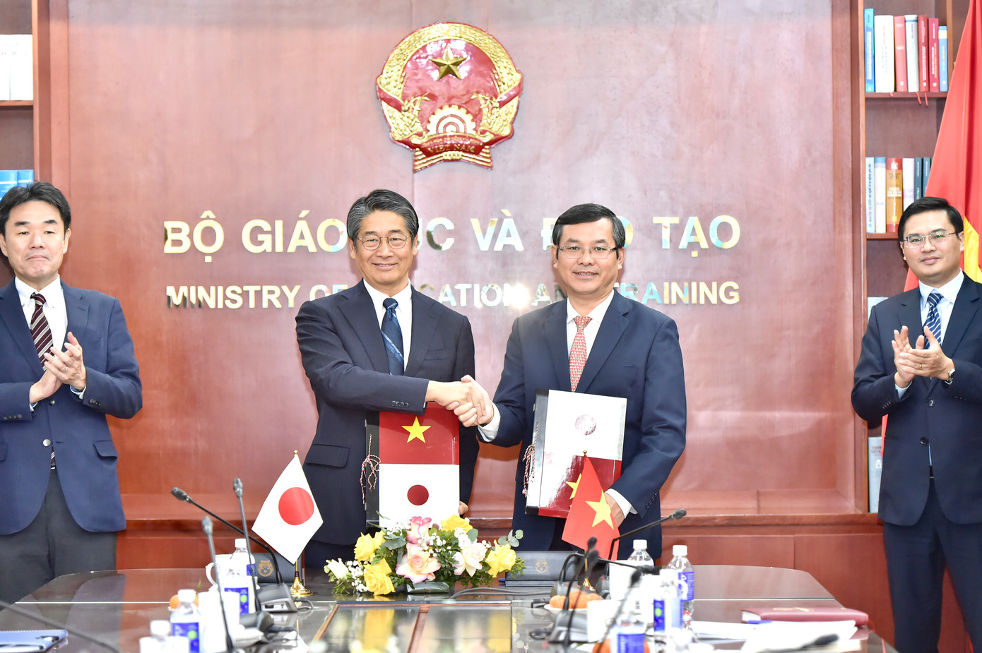 Đại sứ Nhật Bản tại Việt Nam Ito Naoki và Thứ trưởng Bộ Giáo dục và Đào tạo Nguyễn Văn Phúc tại lễ trao đổi văn kiện. ̣(Ảnh: ĐSQ NB)