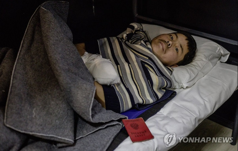 Bức ảnh người đàn ông mà Ukraine khẳng định là lính Triều Tiên bị bắt ở tỉnh Kursk. (Ảnh: Yonhap)