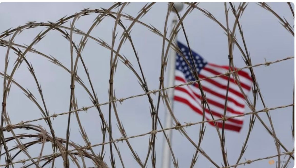 Quốc kỳ Mỹ sau hàng rào thép gai ở nhà tù Guantanamo. (Ảnh: Reuters) Quốc kỳ Mỹ sau hàng rào thép gai ở nhà tù Guantanamo. (Ảnh: Reuters)